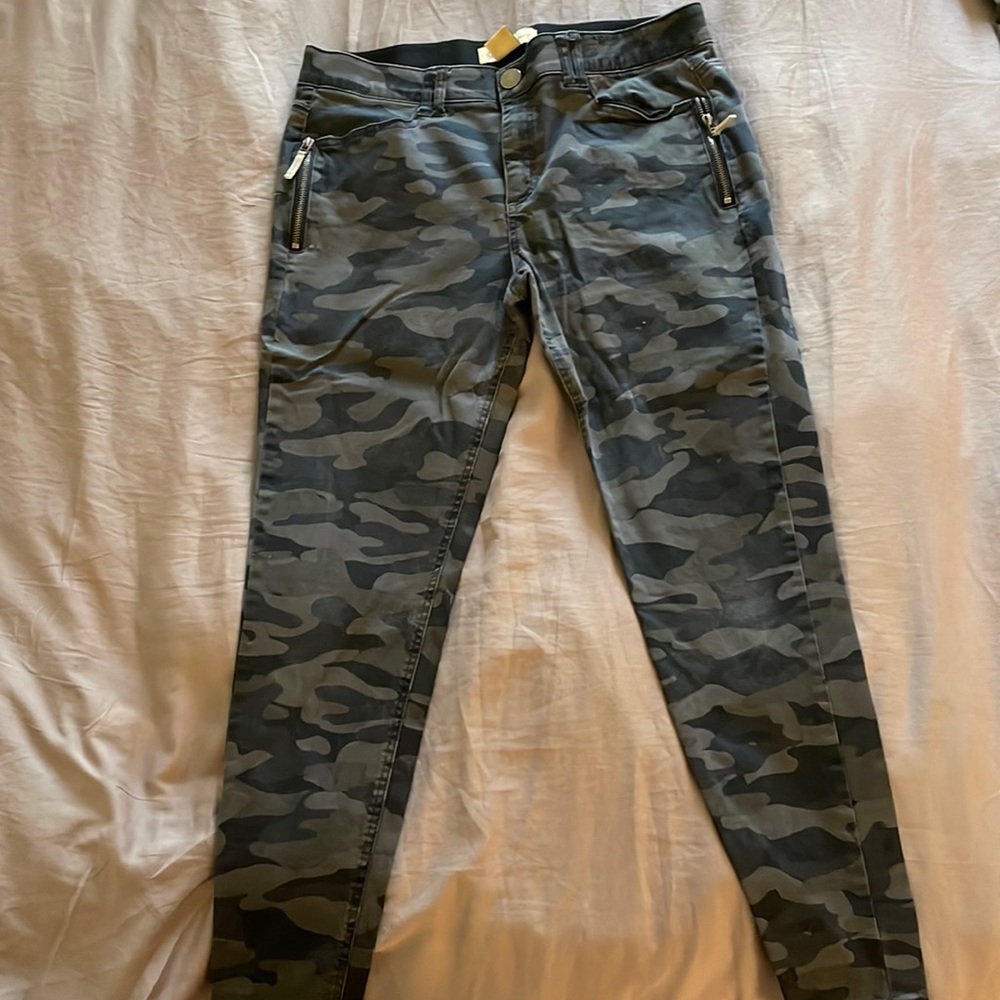 Stretch camo skinny jeans